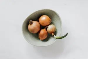 Miért fontos a nyers vöröshagyma fogyasztása? Jótékony hatásai és előnyei